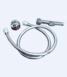Гигиенический душ - комплект, состоящий из: лейки с кнопкой вкл/выкл. (Ø ≈ 2,5 см), шланга 1250 мм M1/2“xM1/2“ IDEALFLEX, фиксированного держателя для B960941AA